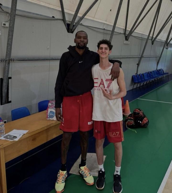 终于看到杜兰特穿火箭装备！KD身穿火箭训练短裤和球迷合影